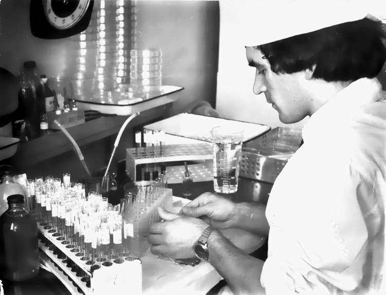 Заведующий лабораторией стандартных сывороток, доктор медицинских наук Мороков Владимир Аркадьевич контролирует качество произведенного универсального реагента анти-Резус