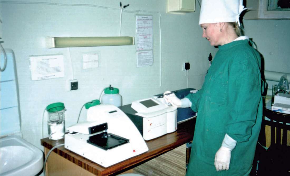 Врач диагностической лаборатории на СПИД за методикой иммуноферментного анализа